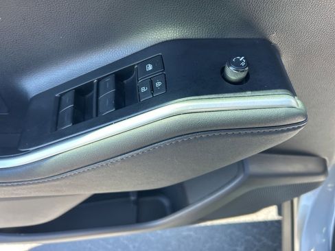 Used 2024 Toyota Highlander LE image 4