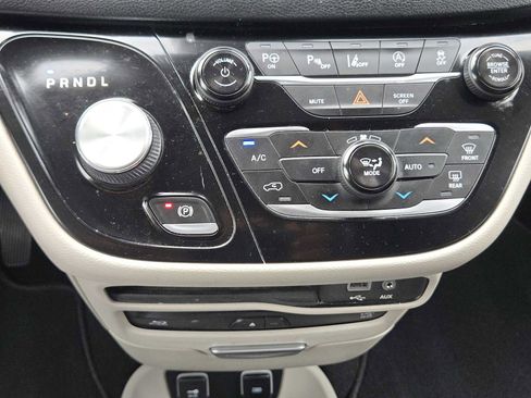 Used 2019 Chrysler Pacifica Touring-L Plus w/ Advanced Safetytec Group image 18