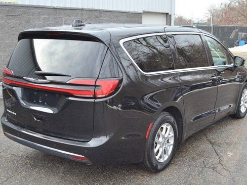Used 2023 Chrysler Pacifica Touring-L image 8