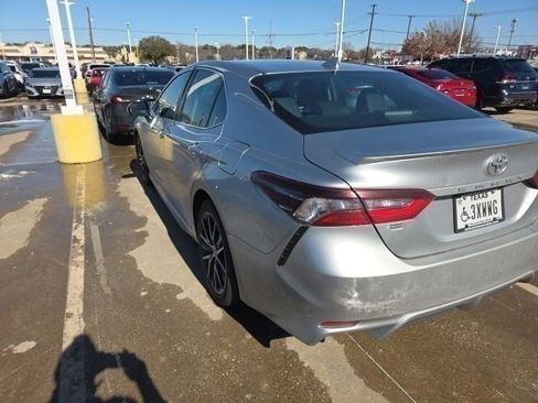 Used 2022 Toyota Camry SE image 6