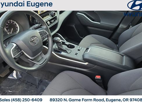 Used 2024 Toyota Highlander LE FWD image 11