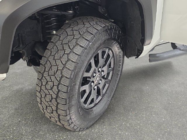 Used 2025 Toyota 4Runner SR5 AWD/4WD image 31
