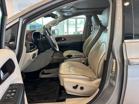 Used 2017 Chrysler Pacifica Limited FWD image 13