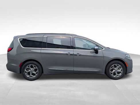 Used 2023 Chrysler Pacifica Limited FWD image 8