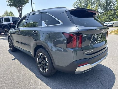 Used 2024 Kia Sorento S FWD image 11