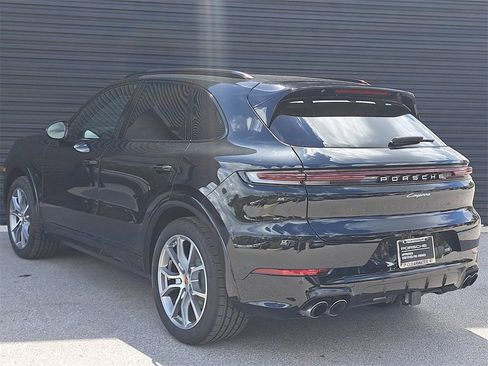 Used 2025 Porsche Cayenne image 3