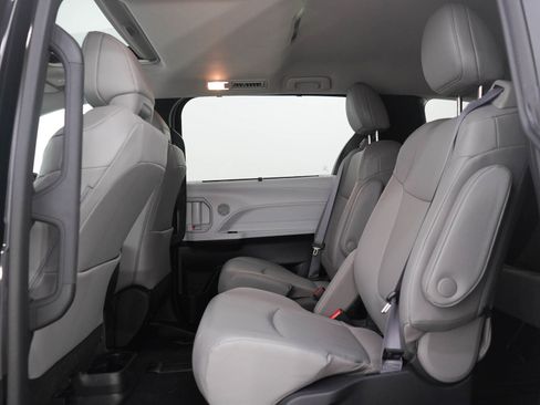 Used 2025 Toyota Sienna XLE image 20