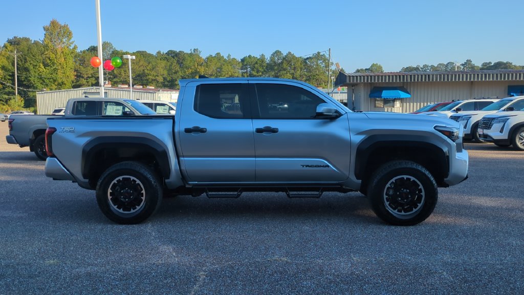Used 2025 Toyota Tacoma TRD Off-Road AWD/4WD image 4