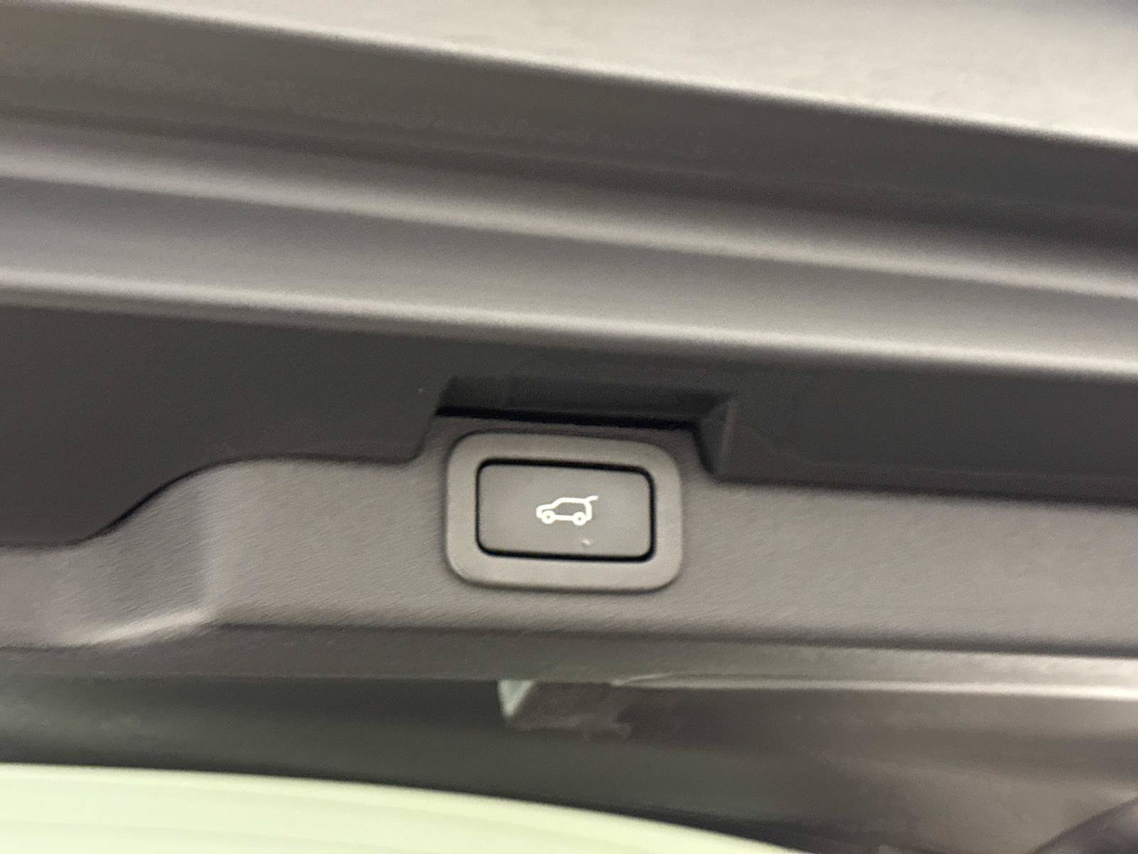 Used 2018 Land Rover Discovery HSE AWD/4WD image 11