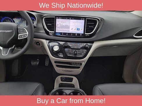 Used 2024 Chrysler Pacifica Touring-L FWD image 11