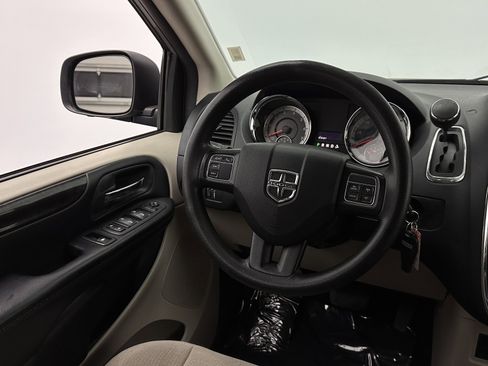 Used 2019 Dodge Grand Caravan SE w/ UConnect Hands-Free Group image 23