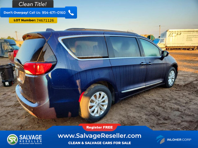 Used 2017 Chrysler Pacifica Touring-L FWD image 4