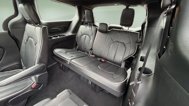 Used 2026 Chrysler Pacifica Limited w/ S Appearance Package FWD image 34