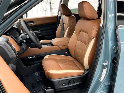 New 2026 Nissan Pathfinder Platinum image 10