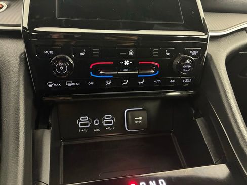 Used 2024 Jeep Grand Cherokee L Altitude image 20
