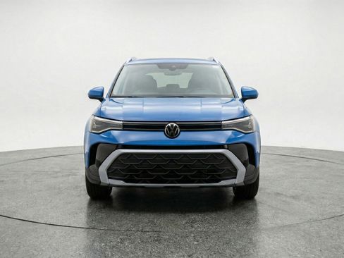 Used 2025 Volkswagen Taos SE image 2