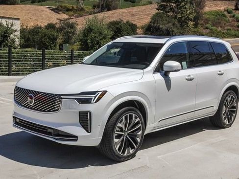 New 2025 Volvo XC90 B5 Plus w/ Protection Package Premier image 3