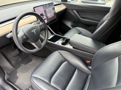 Used 2021 Tesla Model Y Long Range image 9
