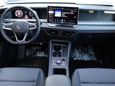 New 2025 Volkswagen Tiguan SE image 23