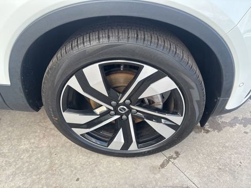 Certified 2023 Volvo XC40 B5 Plus w/ Protection Package Premier image 12