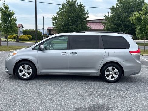 Used 2013 Toyota Sienna LE FWD image 4
