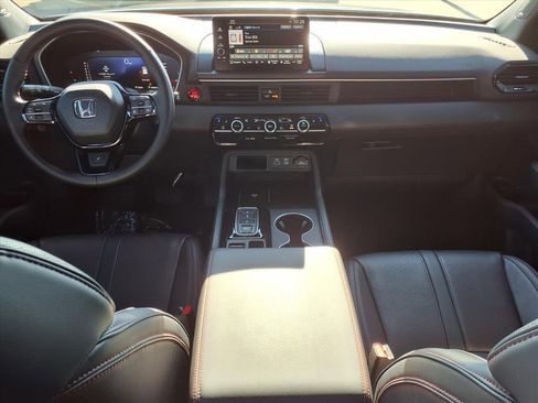 Used 2025 Honda Pilot Black Edition image 9