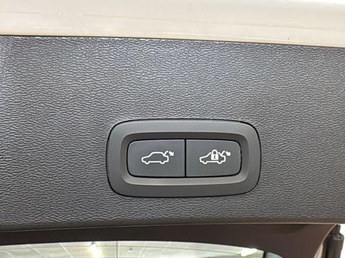Used 2025 Volvo XC40 B5 Core AWD/4WD image 30