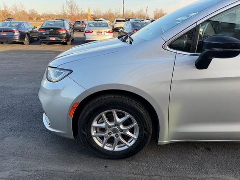 Used 2024 Chrysler Pacifica Touring-L image 11