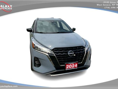 Used 2024 Nissan Kicks SR w/ SR Premium Package FWD image 3