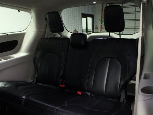 Used 2022 Chrysler Pacifica Touring-L FWD image 14