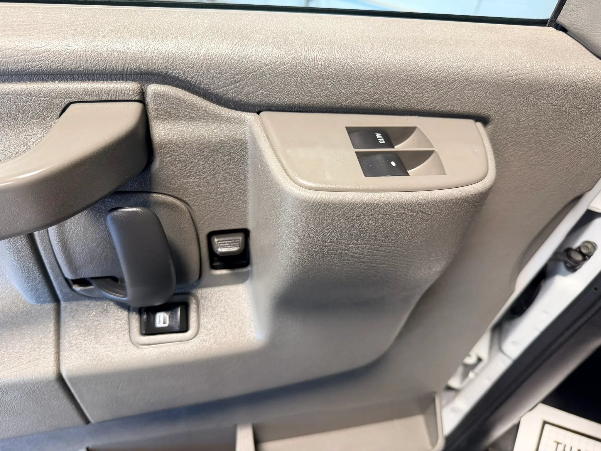 Used 2018 Chevrolet Express 3500 Extended w/ Driver Convenience Package RWD image 6
