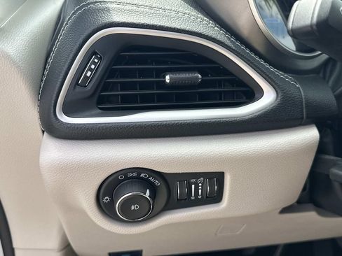 Used 2023 Chrysler Pacifica Touring-L FWD image 29