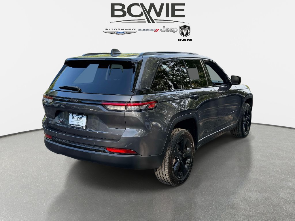 Used 2022 Jeep Grand Cherokee Laredo AWD/4WD image 2