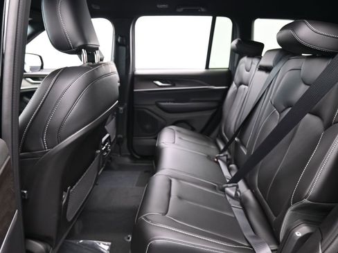 Used 2025 Jeep Grand Cherokee Limited image 23