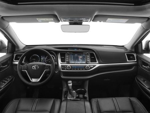 Used 2018 Toyota Highlander XLE w/ Carpet Mat Package (TMS) AWD/4WD image 8