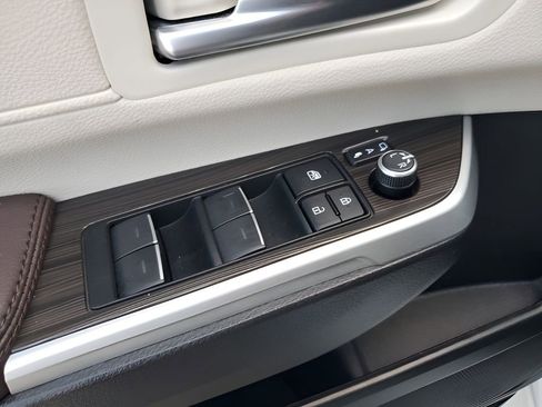 Used 2023 Toyota Sienna Platinum image 30