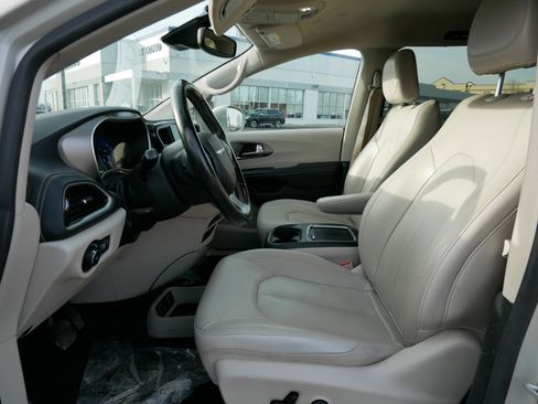 Used 2021 Chrysler Pacifica Touring-L image 32