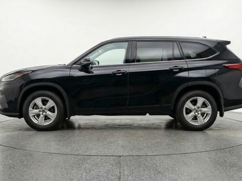 Used 2025 Toyota Highlander LE FWD image 5