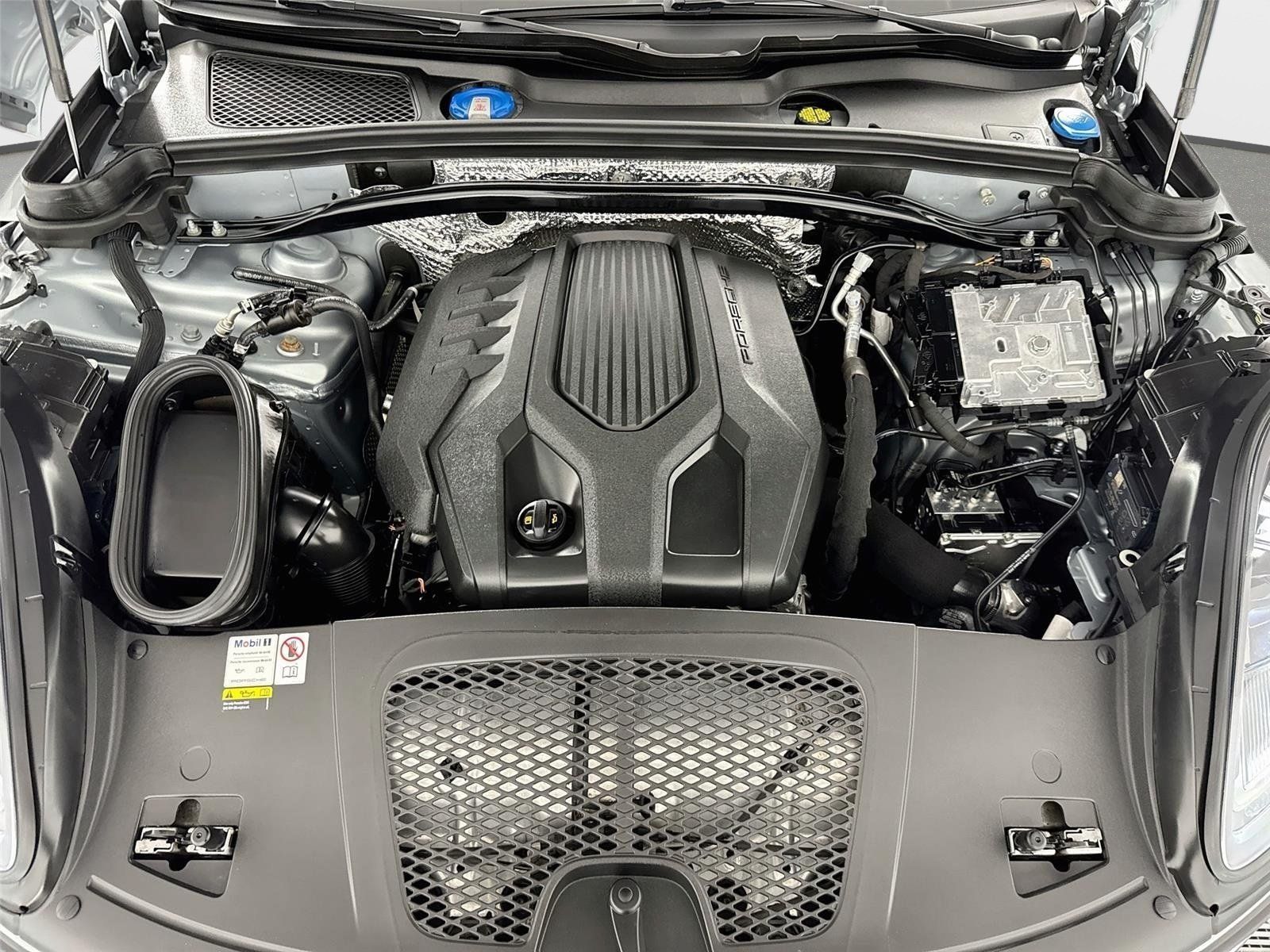 Used 2023 Porsche Macan AWD/4WD image 31