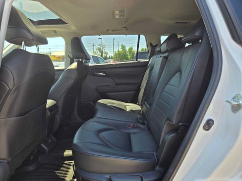 Used 2020 Toyota Highlander XLE AWD/4WD image 19