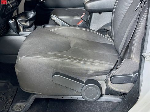 Used 2018 Jeep Wrangler Unlimited Sahara w/ Connectivity Group image 15