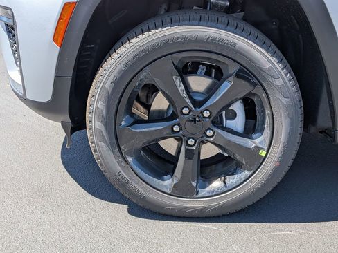 New 2026 Jeep Grand Cherokee Limited AWD/4WD image 9