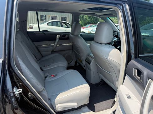 Used 2011 Toyota Highlander SE w/ Tow Pkg AWD/4WD image 16