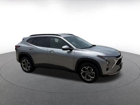 Used 2025 Chevrolet Trax LT FWD image 2