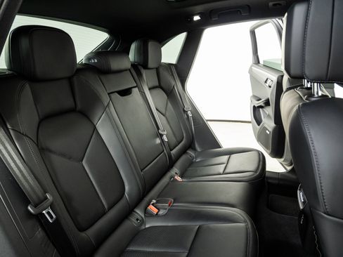 Certified 2024 Porsche Macan S AWD/4WD image 23