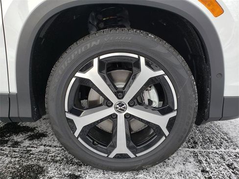 New 2025 Volkswagen Tiguan SE image 12