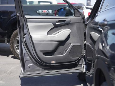 Used 2021 Toyota Highlander XLE image 30