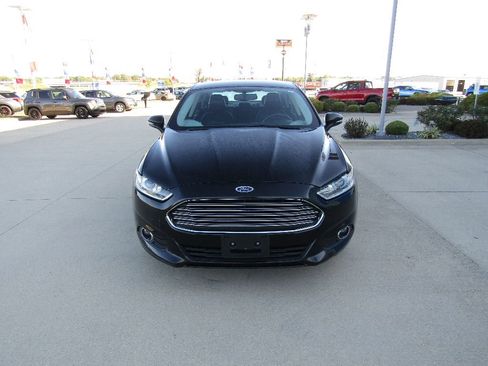 Used 2016 Ford Fusion SE w/ Equipment Group 202A image 2
