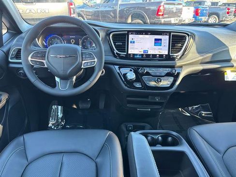 New 2026 Chrysler Pacifica Select image 8