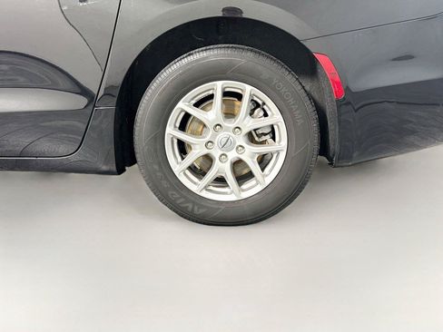Used 2025 Chrysler Pacifica Select FWD image 18